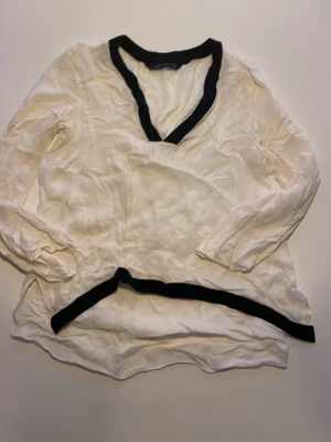 Tunn transparent blus från zara  - Fin blus i mesh utan knäppning med v-krage som ger en klassisk look.