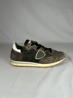 Philippe Model grå sneakers med mocka - Snygga sneakers från Philippe Model i grå och olivgröna toner med detaljer i vitt. Köpta för 2100. Påse och låda ingår inte. Storlek 40 men passar 41