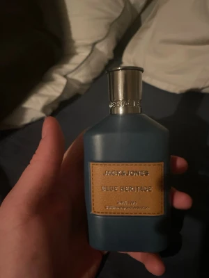 Jack & Jones Blue Heritage parfym - Stilren parfym från Jack & Jones med namnet Blue Heritage. Perfekt för dig som vill ha en modern och fräsch touch till din stil. Snygg design som passar in i alla badrumsskåp.