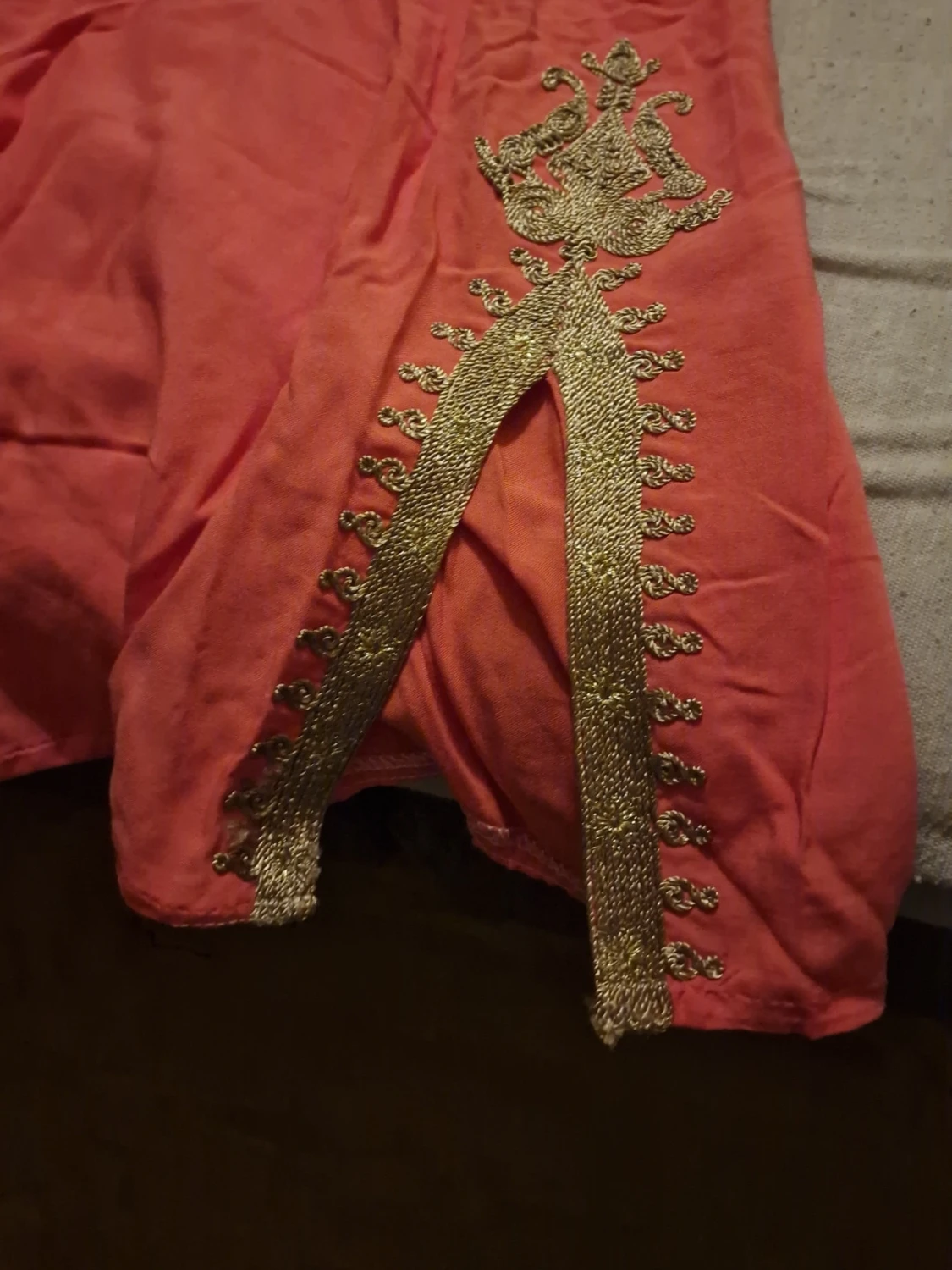 Korallfärgad långklänning med guldmönster - 2