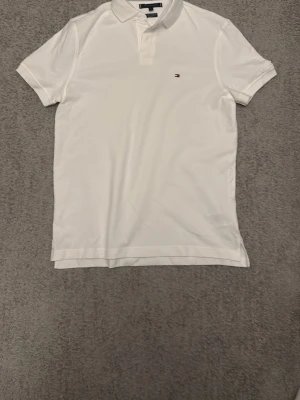 Vit piké från Tommy Hilfiger  - Storlek S