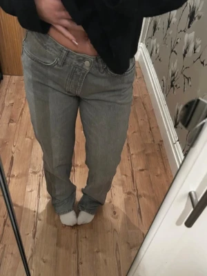 Gråa jeans - Säljer ett par gråa raka low waist jeans från lager 157, knappt använda