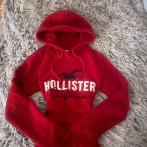 Hollister hoodie röd - Säljer denna fina röda hollister hoodie i storlek xs eftersom att jag upplever att den är lite stor och lång på mig (är 162 cm för referens) den är fortfarande ganska fluffig och definitivt varm och skön nu på vintern! Pris kan diskuteras och om du har frågor så är det bara att höra av dig💕