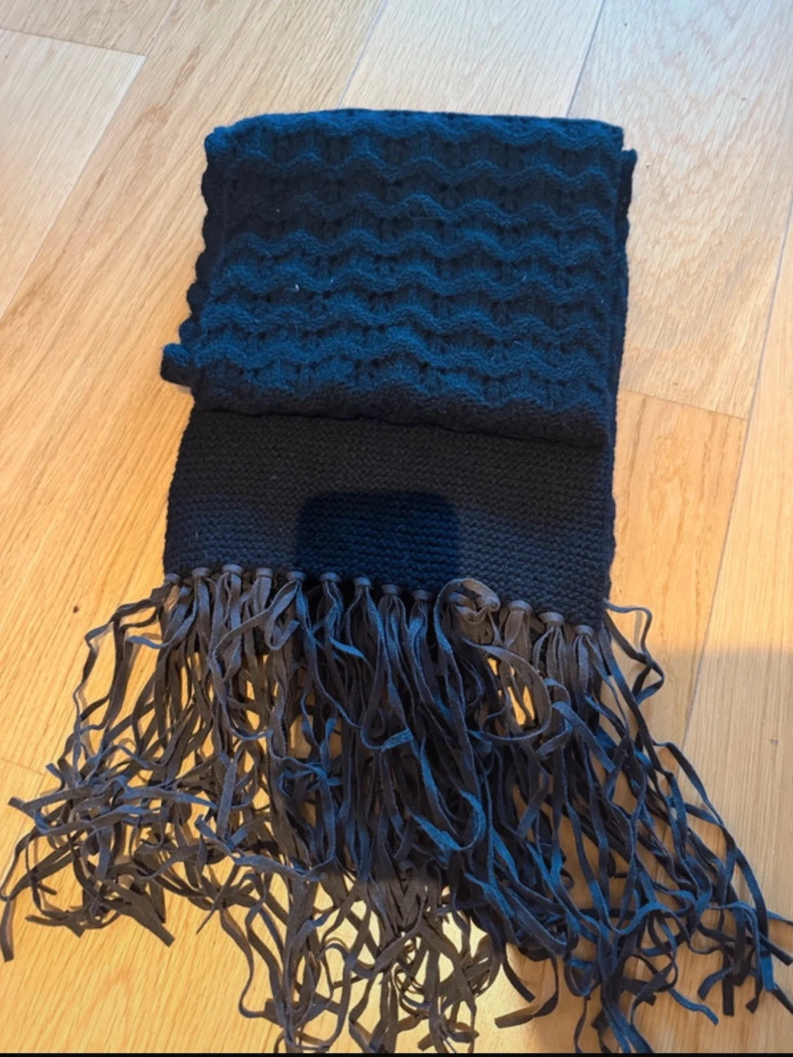 Svart stickad halsduk med fransar