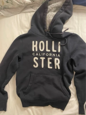 Hollister tröja - Fin hollister tröja med fluffig huva riktigt populär skick 7/10 storlek m riktigt nice tröja för vintern bara och skriva om de är någon fundering