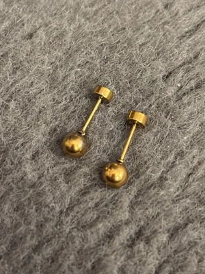 Örhängen - Stud örhängen i guldfärg ✨Inga defekter