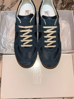 Maison margiella gats (Helt nya) - Ett par gats i färgen navy, passar extremt bra till olika stilar, Helt nya, skick 10/10, fraktar samma dag📦storlek 40, inermått sulan: 27cm i längden, skriv vid intresse av köp!🙌🏻