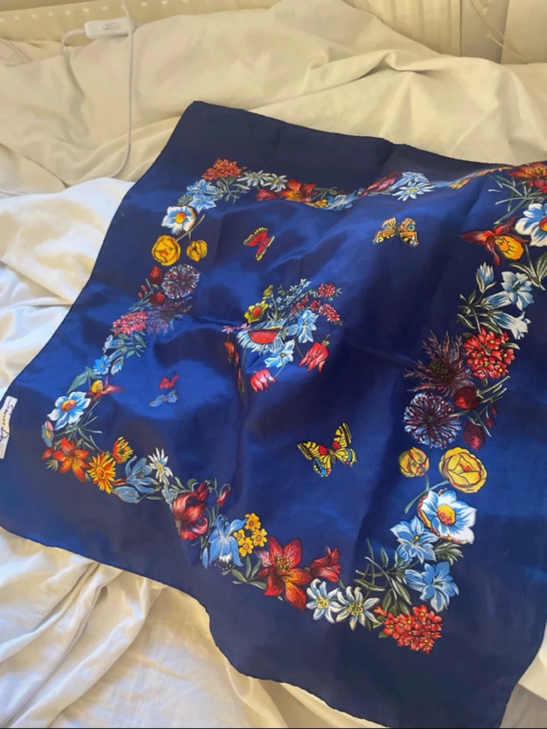 Blommig blå scarf från Swiss Design