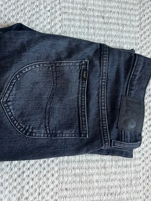 Riktigt snygga gråsvarta Lee jeans i nyskick! - Säljer dessa riktigt snygga och sköna gråsvarta Lee jeans i modellen West, storleken är 30/32 och de är i nästintill nyskick då de knappt blivit använda, kvitto finns köpta i butik! Pris kan diskuteras vid smidig affär:) Gratis frakt!