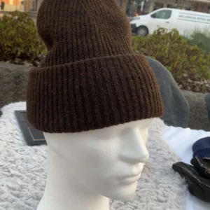 Brun stickad mössa med satin-foder - Vi driver ett UF-företag där vi erbjuder skonsamma och stilrena mössor med satin, det bästa för ditt hår!🩷