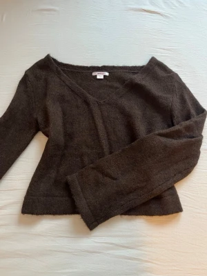 Brun stickad tröja - Så fin brun, stickad tröja med utsvängda armar och urringning. Från Gina Young 14+ i storlek S. Passar som en vanlig S! Endast använd 2 gånger💕