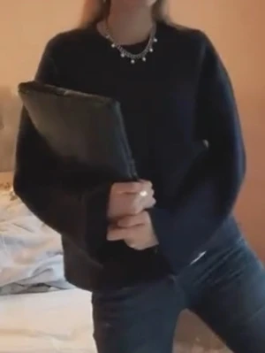 Stickad tröja från Gina Tricot - Mörkblå stickad tröja från Gina Tricot💕