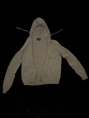 Hampton republic hoodie - Säljer en stilren Hampton republic hoodie i beige. Hoodien är i mycket bra skick, sparsamt använd och utan fläckar, hål eller tydliga slitage