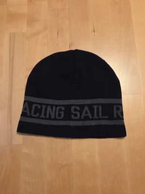 Svart Sail Racing mössa med logga - Helt ny, Endast testad. Fick den i julklapp Mössan passar inte mig.
