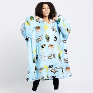 Looney Tunes fleece hoodie, oversized - Supermysig oversized hoodie i ljusblå fleece med Looney Tunes-figurer över hela tröjan. Stor känguruficka framtill, huva och fluffigt vitt foder på insidan. Perfekt för kalla dagar när du vill chilla hemma och vara extra bekväm.  Utsidan är fortfarande lika mysig. Insidan är inte lika fluffig som den var nyköpt, men fortfarande väldigt mysig och varm. Perfekt nu till höst och vinter. Den är stor så den passar alla storlekar.  Jag är exempel XL och den är fortfarande oversize på mig. Nypris 114$ 