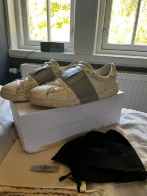 Valentino Opens  - Valentinos opens skor + dustbags | Skick: allmänt bra skick med lite tecken på användning 