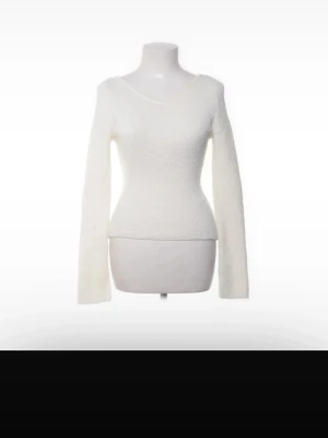 Vit stickad tröja  - Superfin stickad tröja från HM. Figurnära passform. Endast använd fåtal gånger. Inga anmärkningar