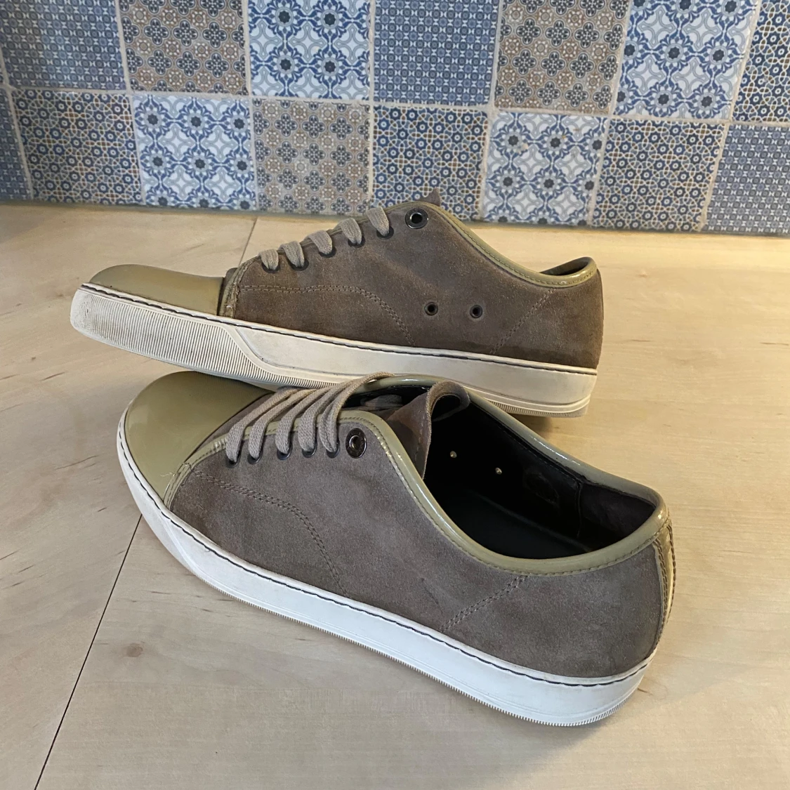 Lanvin sneakers i beige mocka