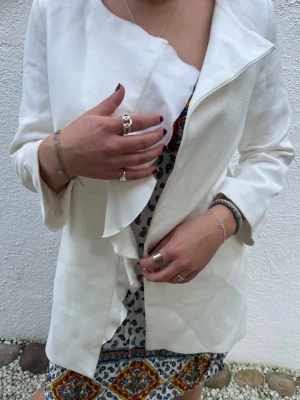 Vit kavaj från Zara Girls - Snygg vit kavaj från Zara Girls med mjukt tyg och stilren design. Passar även mig som brukar ha storlek XS-M🙌💖