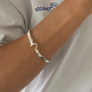 Argent Aurea - Minimalist silver-toned bracelet with subtle gold accents. Adjustable with a hook closure, clean and elegant.