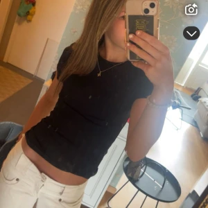 Vita jeansbyxor från More - Snygga vita jeansbyxor från More med klassisk femficksdesign och dragkedja. Byxorna har låg midja och raka ben, perfekta för en fräsch och clean look. Materialet är bomull med en skön stretch. Passar dig som gillar stilrena och ljusa outfits.