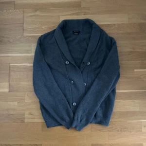 Grå kofta från Massimo Dutti - Tja, en snygg dubbelknäppt kofta/cardigan från Massimo Dutti. Hör gärna av er vid frågor👍