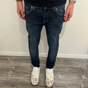 Tiger of Sweden mörkblå jeans slim fit - Mörkblå jeans från Tiger of Sweden i modellen Slight. Klassisk femficksdesign med kontrastsömmar och läderpatch bak i midjan. Jeansen är tillverkade i Italien och har en snygg, slim passform som funkar till det mesta.