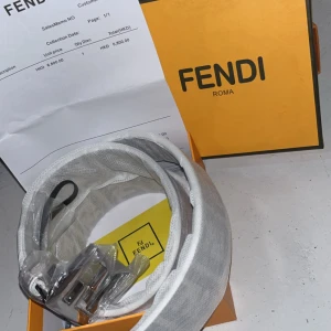 Vit Fendi bälte med silverdetaljer - Säljer ett stilrent vitt bälte från Fendi med en snygg silverfärgad spänne. Bältet levereras i originalförpackning med Fendi-box och kvitto. Perfekt accessoar för att lyfta din outfit med exklusiv känsla och modern design.