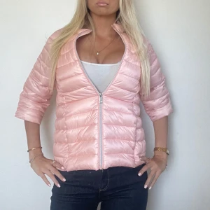 Rosa Herno liknande jacka!  - Följ för liknande plagg! 💕Rosa Herno liknande jacka med krage och trekvartsärm. Perfekt för höst och vinter storlek M men passar en S i perfekt skick! Tryck köp nu! TK-0036