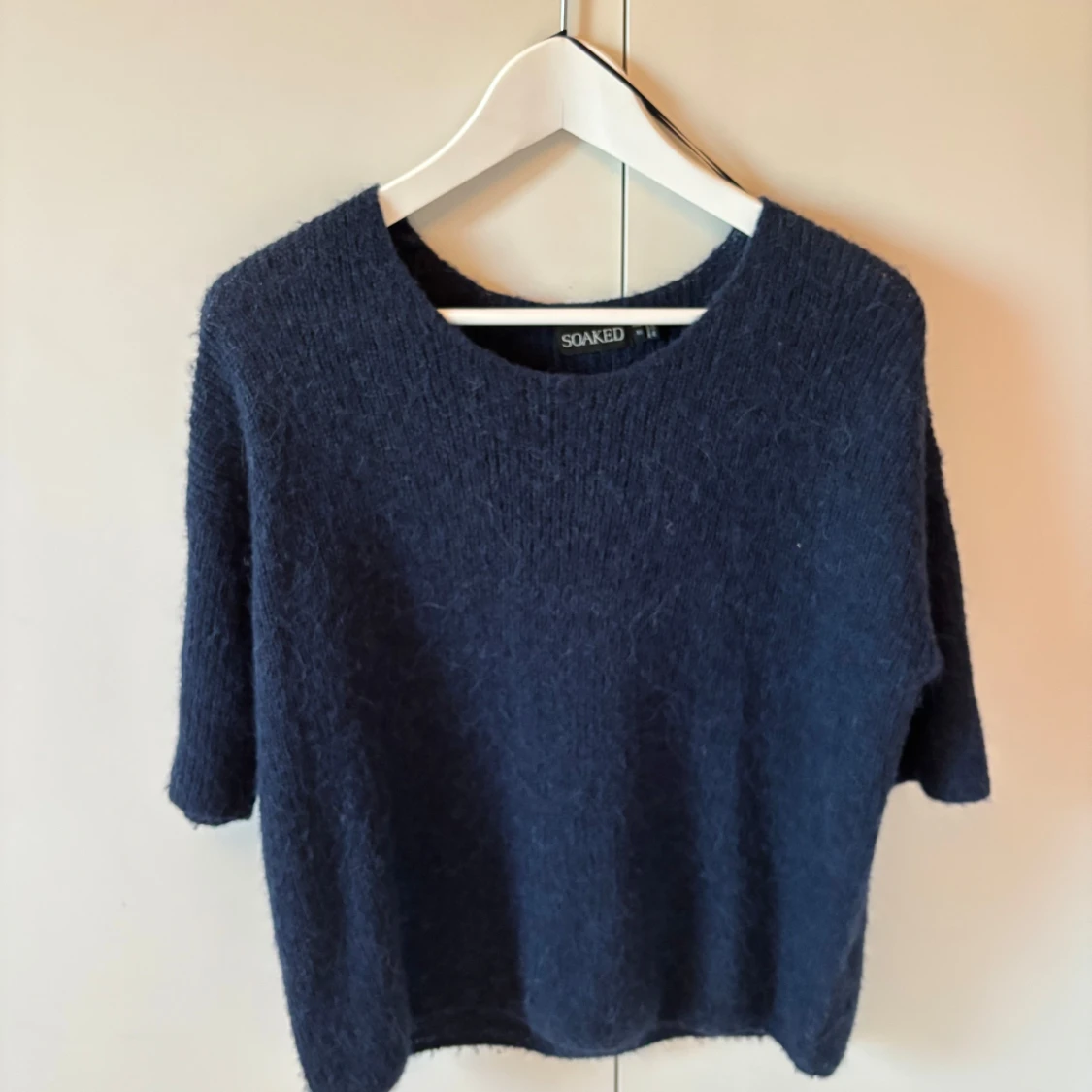 Mörkblå stickad tröja från Soaked