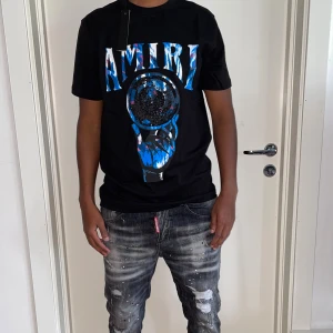 Amiri t shirt strl S  - Helt ny. Fin replika med grym kvalitét. Modellen är 175cm väger 67 kg, Bär storlek S i bilden. pris: 899kr. Först till kvarn. Skickas direkt inom 24h