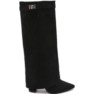 Höga folded boots - Säljer dessa skitsnygga populära folded bootsen från shein som liknar dem från lululia! Använda få gånger då ja int kan gå i klackar 😅 klacken är 10 cm och jag köpte skorna för 400 kr! Obs! Jag reser bort 2/10 så köp innan dess. Kom priv för frågor 