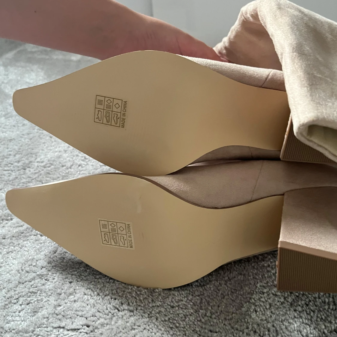 Beige knähöga boots med spetsig tå - 3