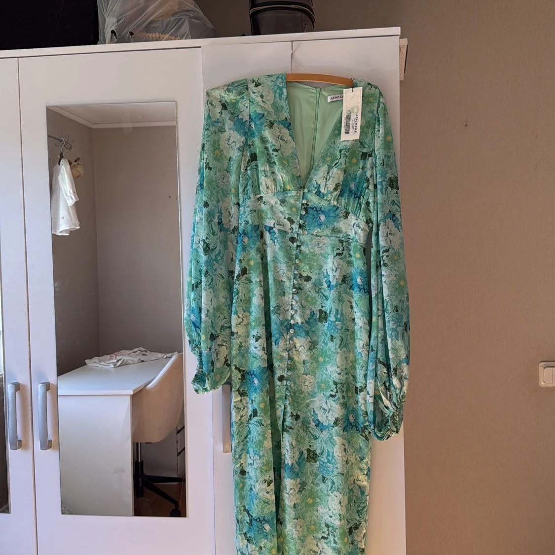 Grön blommig långklänning från Adoore