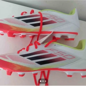 Fotbollsskor - Lätt använda Adidas f50 fotbollsskor.                    Storlek 13 Us, motsvarar 47-48 eu.                         Skriv gärna ifall ni har några frågor.