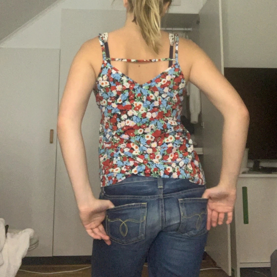 Blommig linnetopp med rosett  - 1