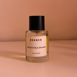 ESSNCE Irresistible Enigma Parfym - Essnce irresistible enigma EDP 50ml. Inspirerad av Prada paradoxe. 