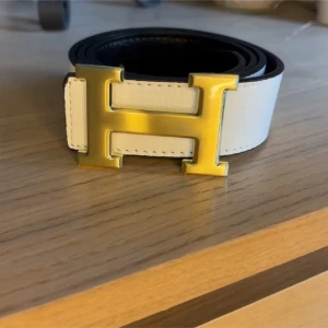 ‼️Intresse koll, vit h bälte‼️ - Intresse koll på mitt vita h bälte med guldigt spänne.