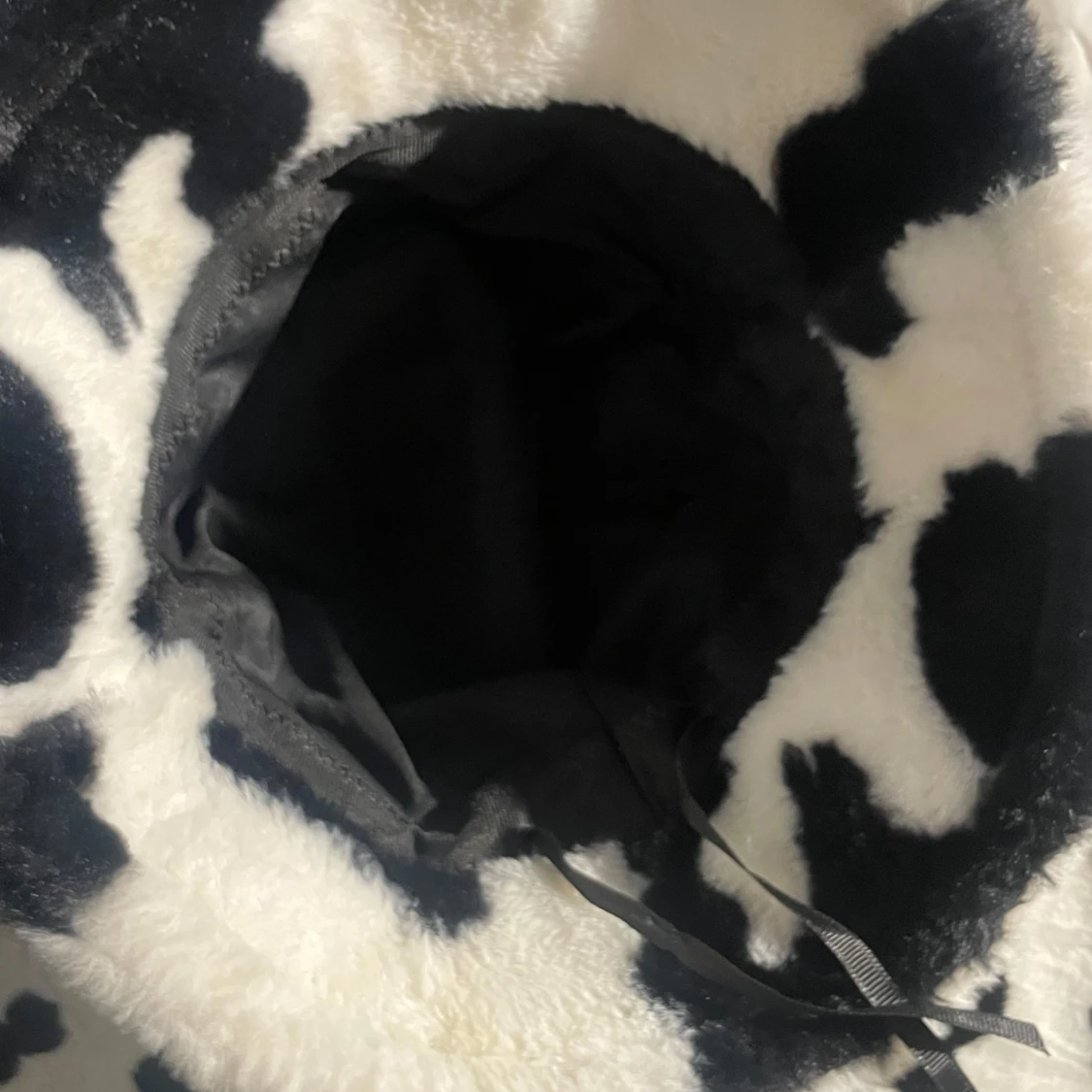 En kjol och bucket hat med koskinnsmönster - 3