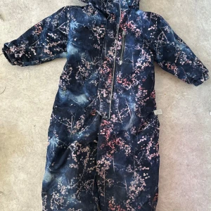 Barn vinteroverall  - En vinteroverall i bra skick ingen hål.storleken är 110cm/4-5år.   Djur och rökfri hem.   Finns i Malmö 