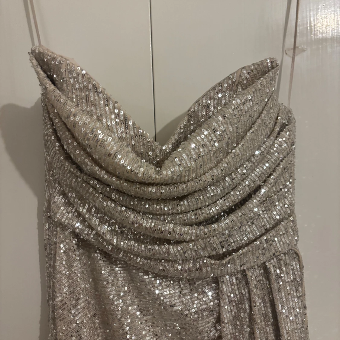 Glittrig långklänning i champagne - 3