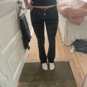 Svarta bootcut jeans från G-Star RAW - Snygga svarta jeans från G-Star RAW med bootcut passform och klassiska femficksdetaljer. Jeansen har låg midja och är tillverkade i ett stretchigt denimtyg som sitter skönt. Perfekta för dig som gillar en tidlös och cool look. Köpta för ca 900