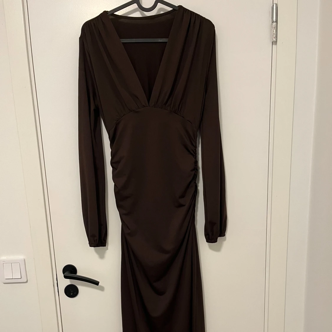 Brun långklänning med v-ringning