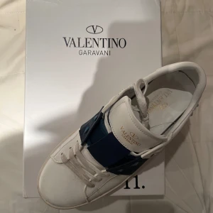 Valentino open - Snygga valentino skor, lite smutsiga men går bort om man skrubbar lite. Storlek 42. Skriv vid minsta fundering