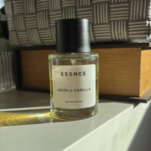 Essnce Absolu Vanilla parfym - 50ml flaska, se bild för återstående mängd 
