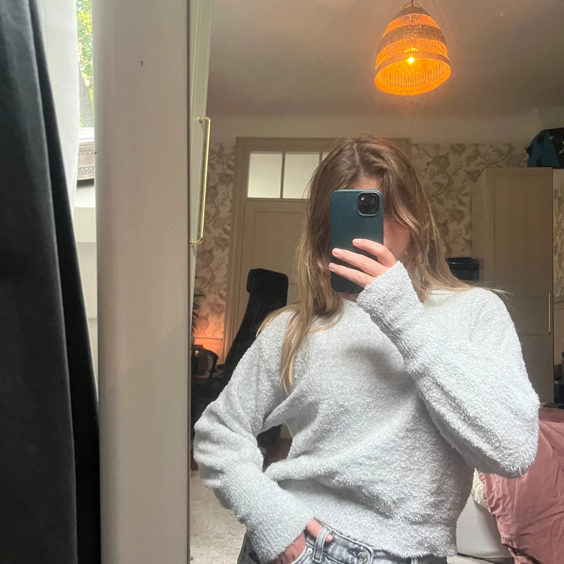 Ljusgrå fluffig stickad tröja