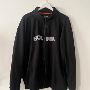 Scania zip up - Tagg xxl men skulle säga den passar som xl .