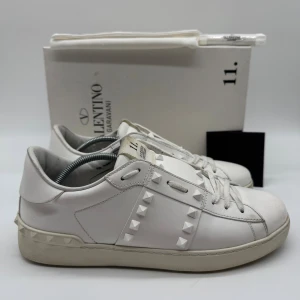 VALENTINO ROCKSTUD - Valentino rockstud - Skick: 8,5/10 - Storlek 37 - Tillbehör: Kort - Nypris 7700kr - Hör av dig vid minsta fundering