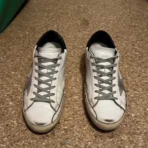 Golden Goose skor - Golden Goose Inga defekter förutom på andra bilden då skon har varit inlämnad hos en skomakare och den har blivit limmad på sidan men d är inget som märks!