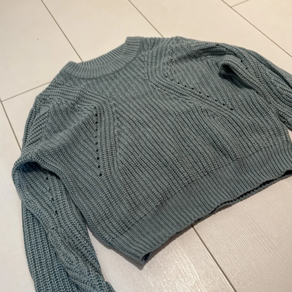 Grå stickad croppad tröja XOXO friends - 1